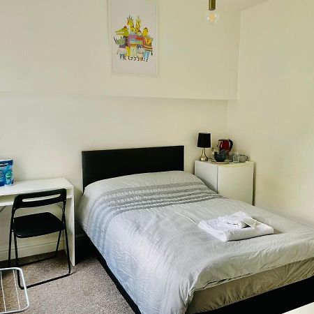 Хостел 305 High Town Road Лутон Экстерьер фото