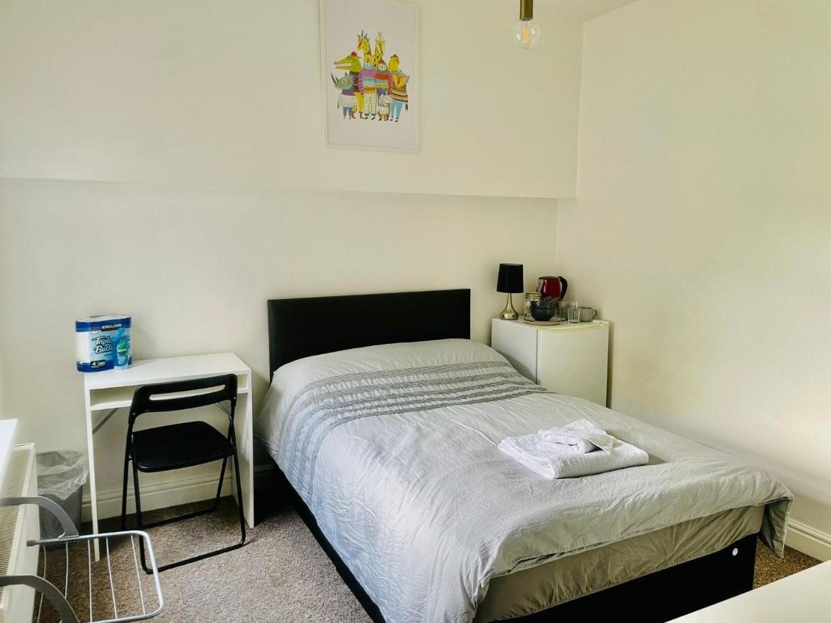Хостел 305 High Town Road Лутон Экстерьер фото